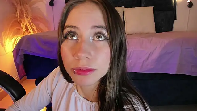 MiaWhiteBunny live cam on StripChat
