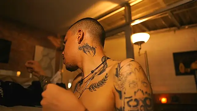 AlphaMasterXxx live cam on StripChat