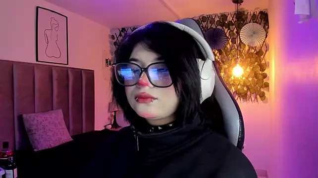 Kitty_Gang live cam on StripChat