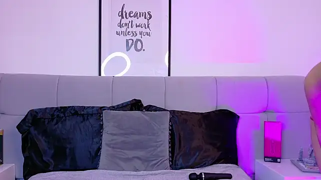 Nicolee_Saint webcam