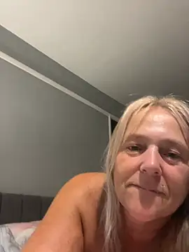 Webcam Model(Blondnboujee53) is live