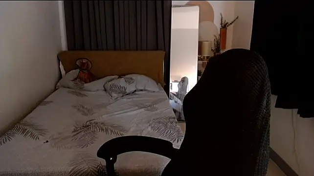 Ur_QueenCamilla webcam