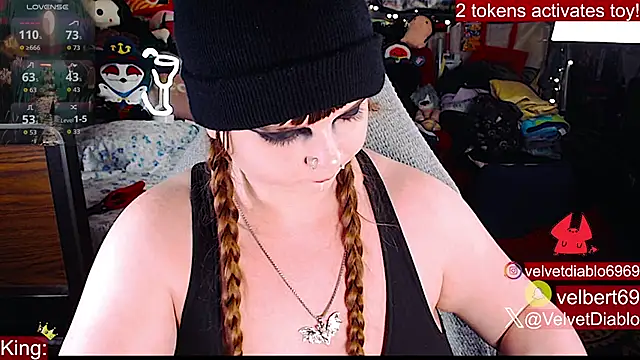 VelvetDiablo live cam on StripChat