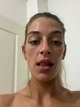 Bellalolahot webcam