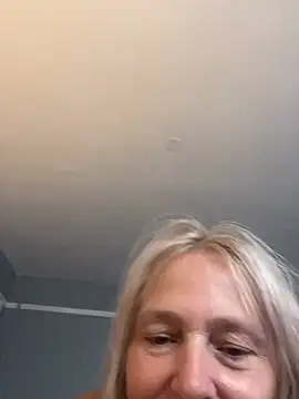 Blondnboujee53 webcam