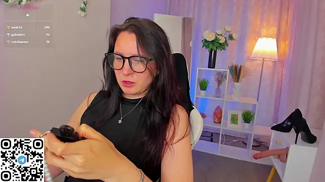 Lea_shadom closeup cameltoe tease