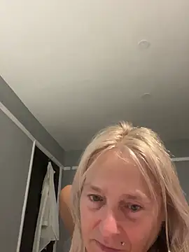 Blondnboujee53 webcam