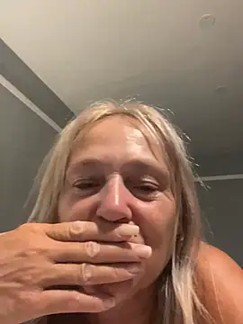 Webcam Model(Blondnboujee53) is live