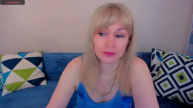 EllenMoore live cam on StripChat