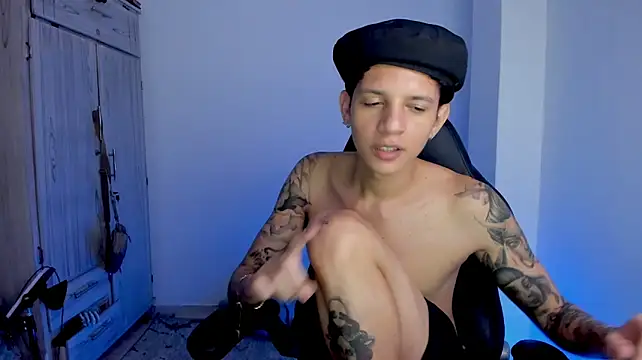 tylerrnova live cam on StripChat
