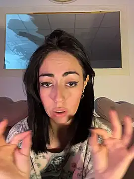 BrattyYanii live sex cam