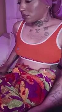 Crowned_Nyaries live cam on StripChat