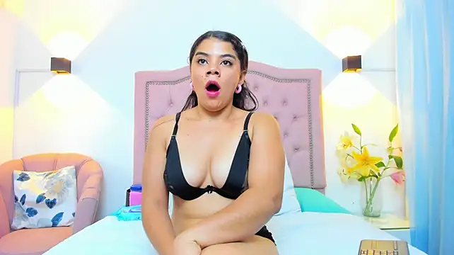 JulieeHabubu live cam on StripChat