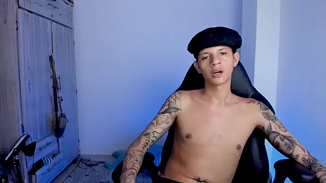 tylerrnova live cam on StripChat