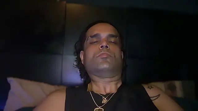 icebergslim281 live cam on StripChat