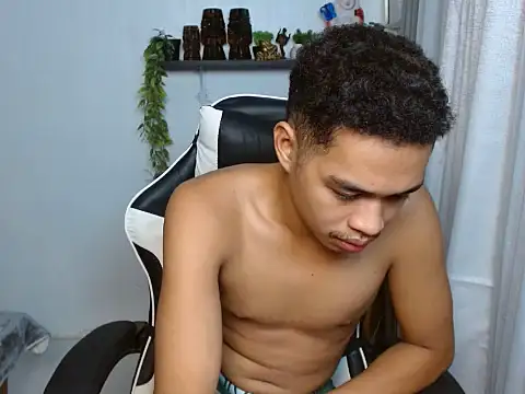 curlyasian_njxx webcam