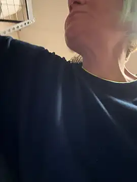 lindzybella (F milf) - At work lets catch up and I got my toy n