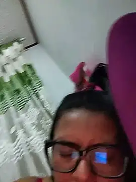 selena_foxy live cam on StripChat