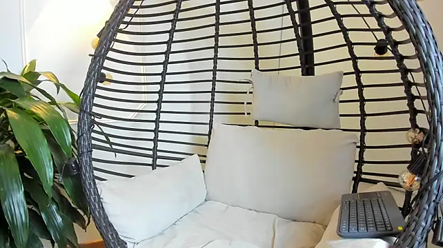 Dannae_Lux live cam on StripChat