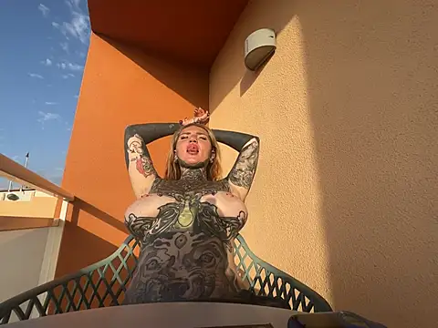 AlexandraWildd live cam on StripChat