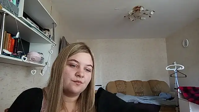 TypicalWoman live cam on StripChat