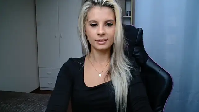 KristineGlow live cam on StripChat