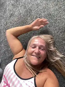 Blondnboujee53 live cam on StripChat