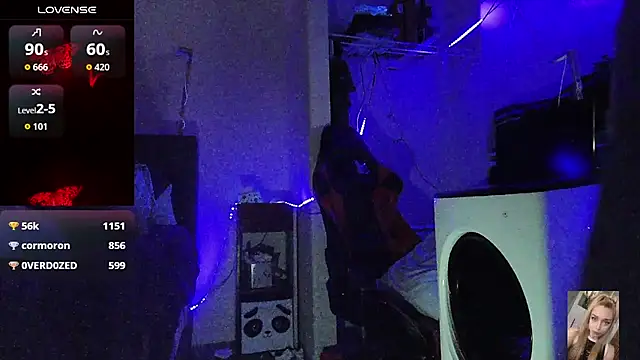Blondiewithanass webcam
