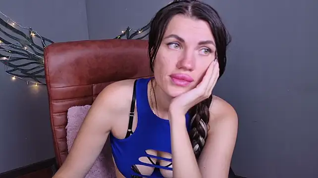 MilaLoona webcam