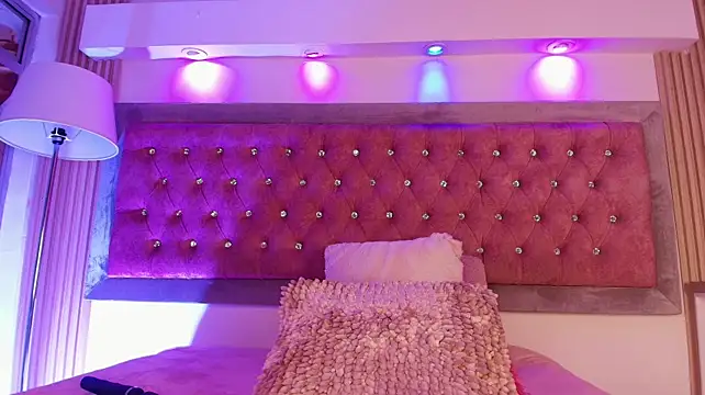 MylaDreams live cam on StripChat