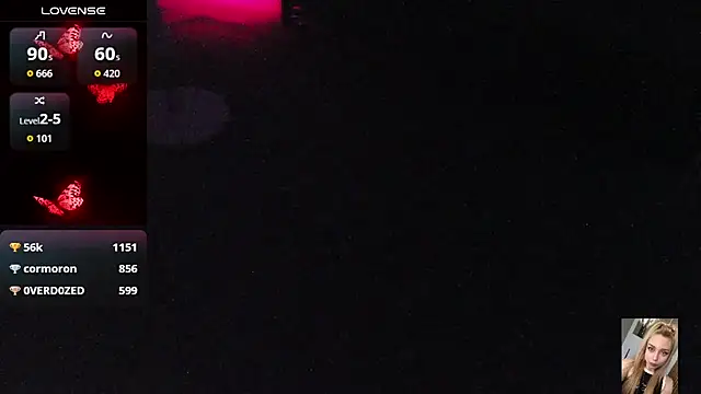 Blondiewithanass webcam