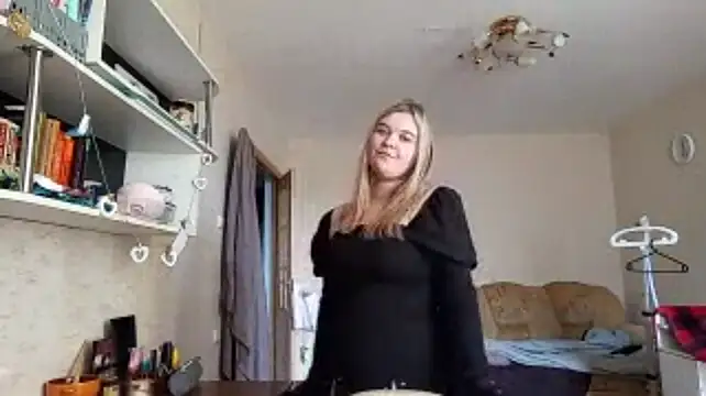 TypicalWoman live cam on StripChat