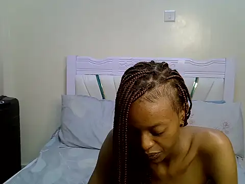 PrettyNoirr live now