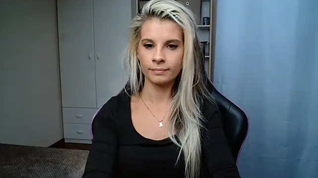KristineGlow live cam on StripChat