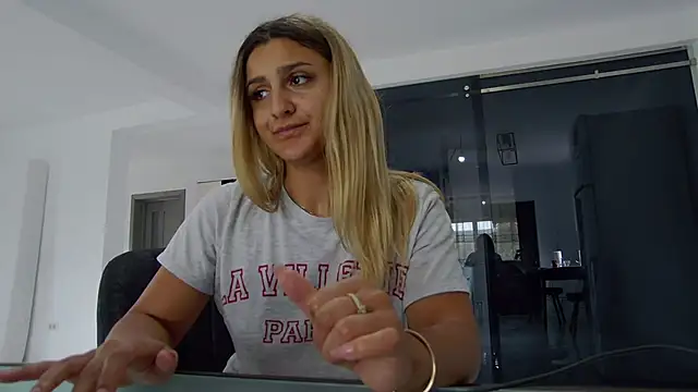 NicolePlay webcam