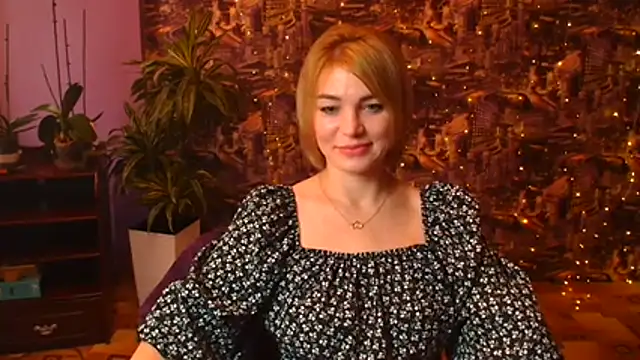 CuttieEmma webcam