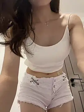 meimei_x (F young) - 何须浅碧深红色 自是花中第一流