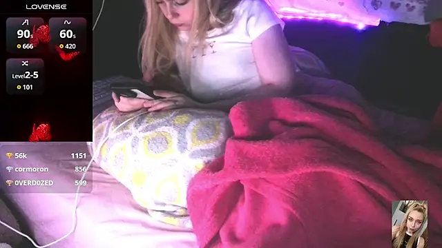 Blondiewithanass webcam