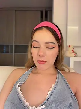 NicoleCut webcam