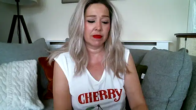 MissHoneyPenny webcam