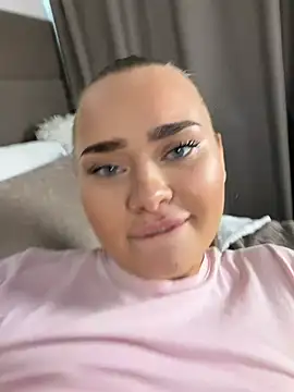 MonicaWestt webcam