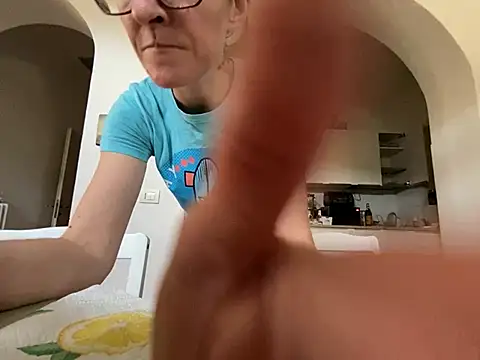 Hairy_horny_mommy webcam