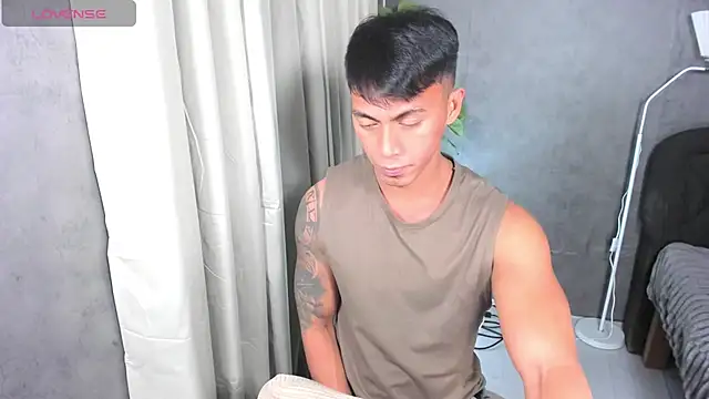 PinooyMilker live sex cam