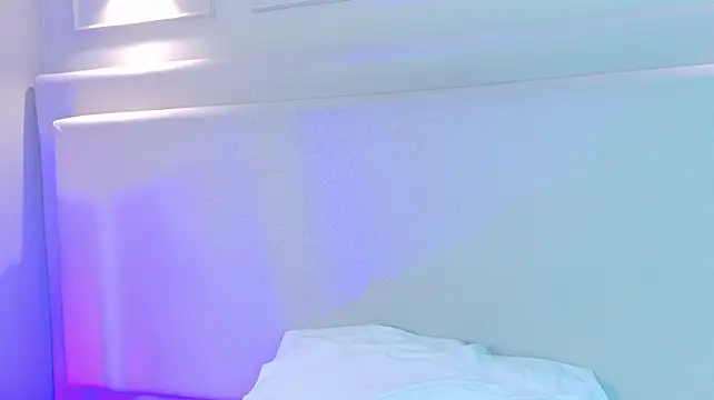 NaomiKlarc webcam