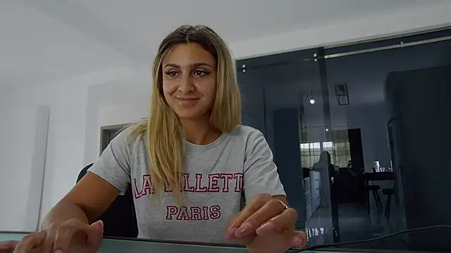 NicolePlay webcam