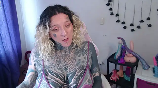 SLOPPYTITSS live cam on StripChat