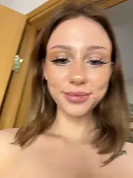 lilylun (F teen) - take off my top+flash my boobs