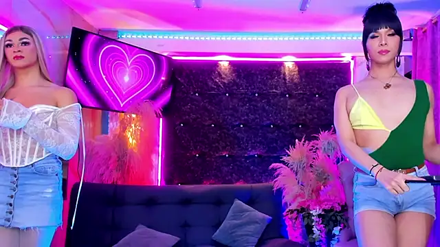 Queens_Wonders_Blonders webcam