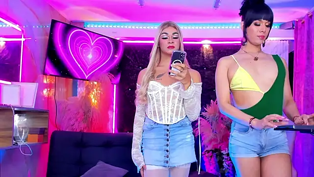Queens_Wonders_Blonders webcam