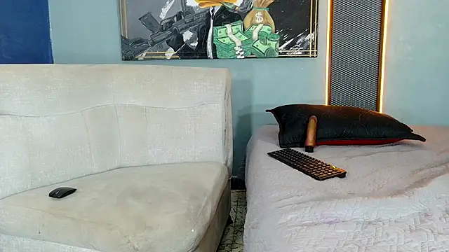 Hornyshow1